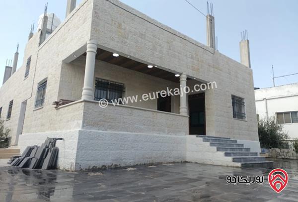 منزل مستقل مساحة 500م ومساحة البناء 200م للبيع في اربد	