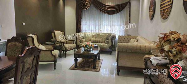 شقة طابق رابع مساحه 210م داخلي مع روف 12م مع ساحة صغيرة للبيع في الجبيهة