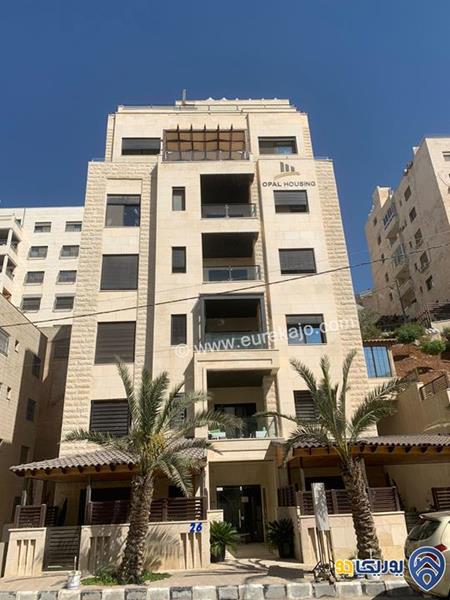 شقة سوبر ديلوكس طابق تسوية من الشارع العلوي وطابق ثالث من الشارع السفلي مساحة 163م مع اضافة 75م للبيع في دير غبار 